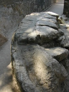 Cette coupe de l'aqueduc à l'aval même de la canalisation du pont du Gard Des travaux récents en aval de la canalisation du pont du Gard mettent au net, de droite à gauche : les claveaux qui constituent le piédroit, le béton de tuileau qui assurait l'étanchéité, plusieurs couches de concrétions laminées déposées au cours de la période optimale du fonctionnement de l'aqueduc, enfin une série de concrétions terrigènes, marqueurs de l'abandon de l'aqueduc.