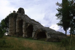 Le réservoir de chasse en amont du rampant descendant du siphon de Chaponost (aqueduc de Giers, à Lyon) permet de purger l'air contenu dans l'aqueduc (cliché 1999). 