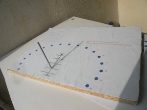 A partir du gnomon, on sait construire un cadran solaire analemmatique. Celui-ci est la maquette d'un cadran à construire à Castillon-du-Gard, dont les dimensions seront 10 m x 7 m