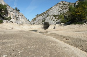 Aqueduc de Glanum- En amont du barrage moderne, construit à l'emplacement du barrage romain. Le barrage est vidangé tous les dix ans pour assurer son entretien. 