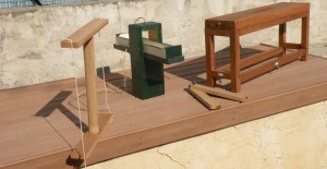 Maquettes- collection C. Larnac- Quelques instruments du géomètre gallo-romain : De droite à gauche le chorobate (échelle 1/20), la sauterelle, la balance à eau, la double équerre