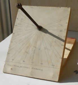 maquette d'un cadran solaire équatorial - face printemps été (20 mars juin-20 septembre) - En traits pleins, les heures solaires ; en pointillés, les heures légales d'été. Latitude 44°N, longitude 4°59 E.