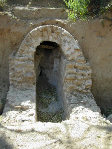 Le conduit est bâti avec des galets des Costières de Nîmes- Cliché C.L.