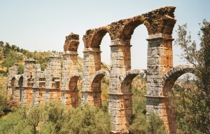 Les arches très arcboutées du pont aqueduc de Mytilène- Île de Lesbos- Cliché : C.L. 1999