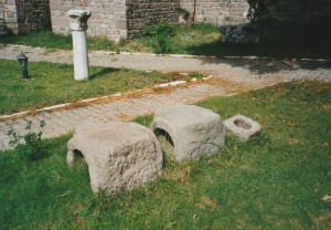 Des boisseaux en pierre de siphon à Pergame- Cliché : C.L.
