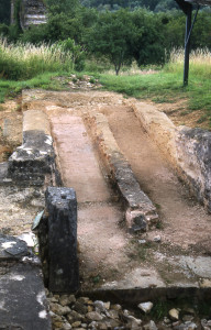 L'aqueduc de Gorze à Metz, dit aqueduc de Metz, traverse la Moselle par un pont long d'un kilomètre qui supporte deux canaux collatéraux. Originalité ou contrainte technique ? Cliché C. Larnac, 1998