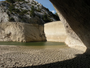 Le barrage, partie amont de l'aqueduc. Asséché pour travaux- On aperçoit, au fond, à gauche du barrage moderne, la saignée qui maintenait l'accrochage du barrage romain sur le rive gauche du vallon. cliché C. Larnac- printemps 2007