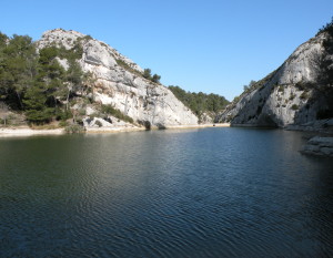 Le barrage en amont de l'aqueduc de Glanum 